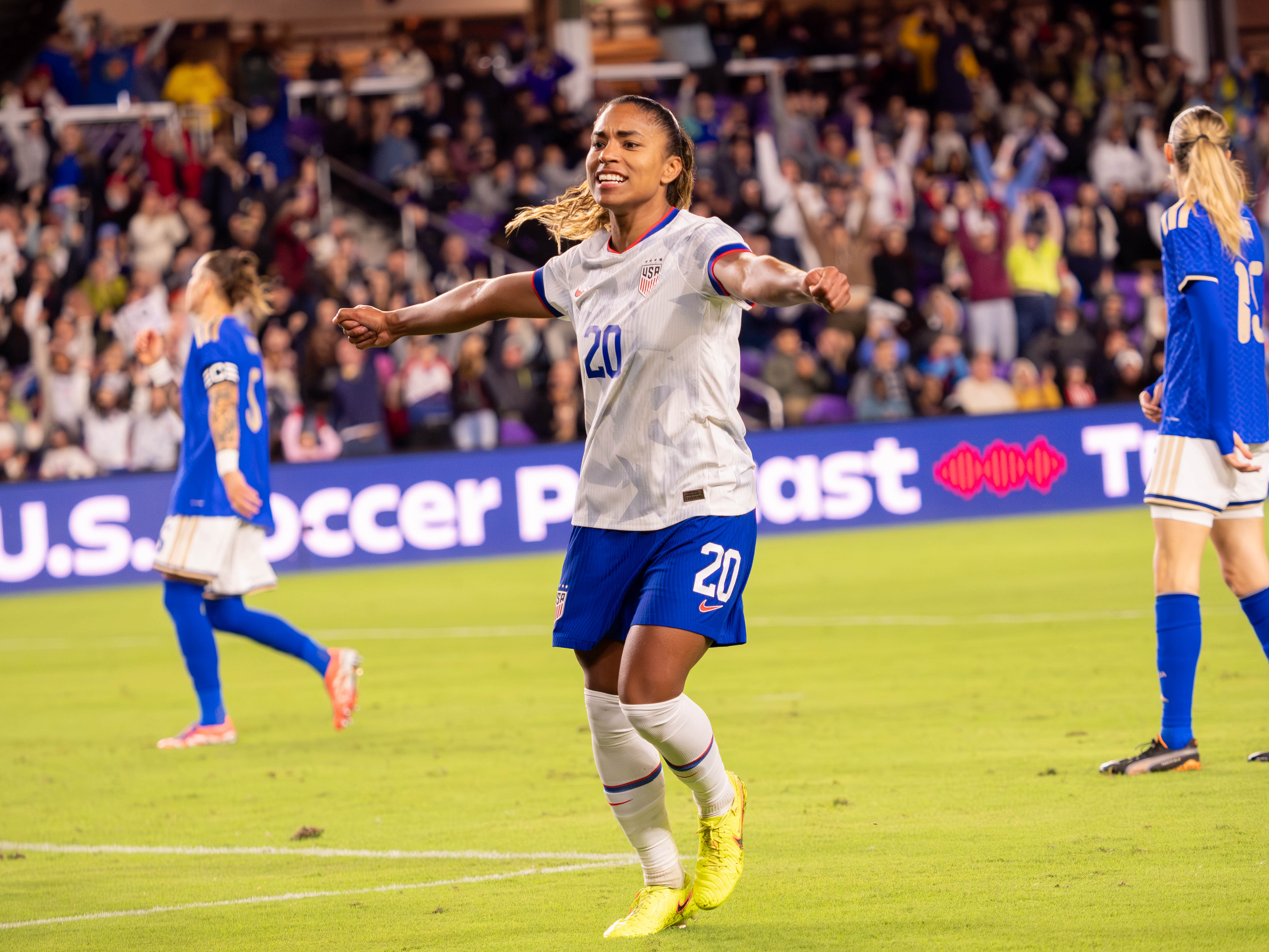 Macário Double Leads USA to 3-0 Victory Over Italy