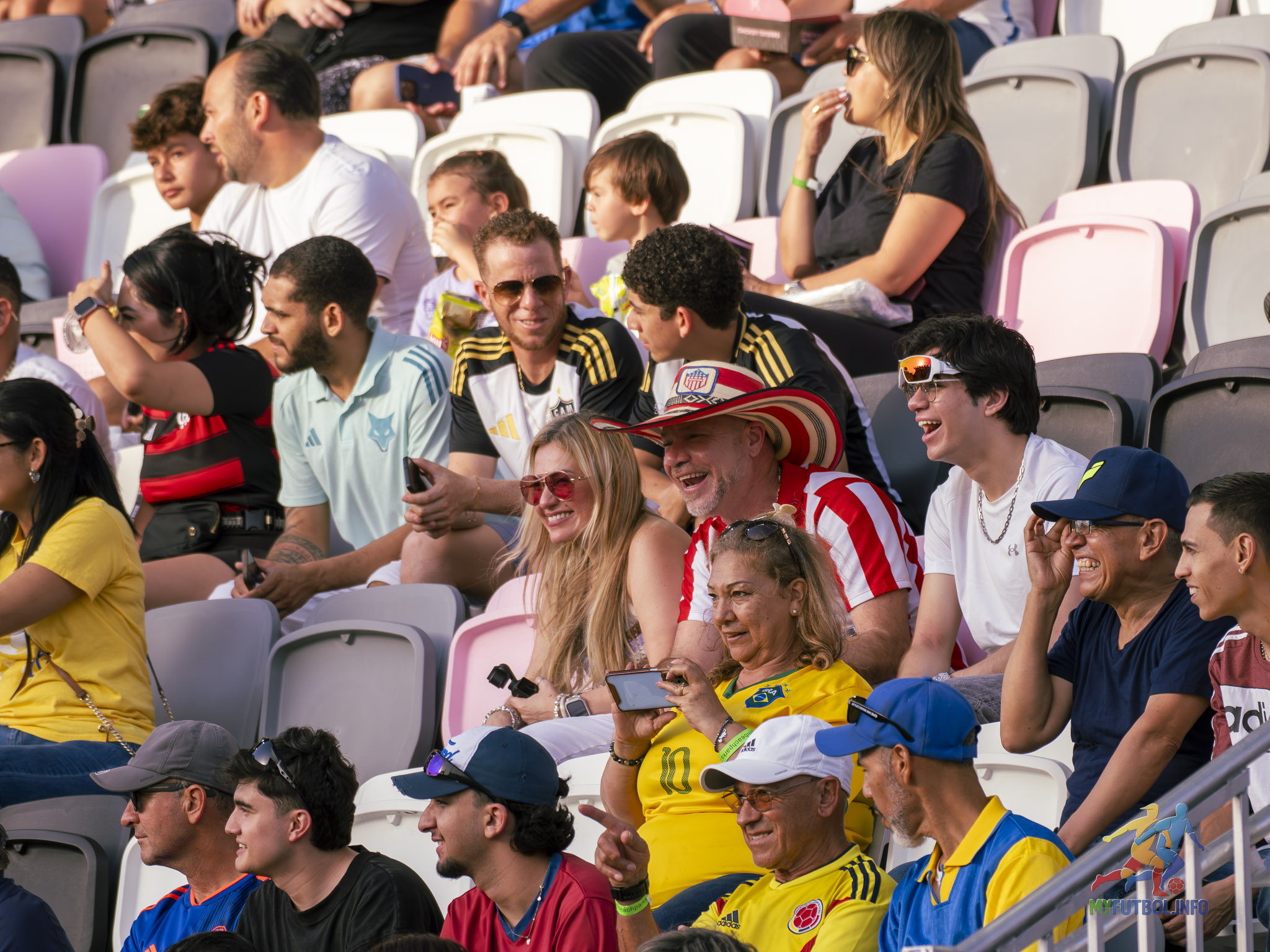 Fans got their moneys worth watching their favorite stars of yesteryears. Photo by Mario Casamalhuapa