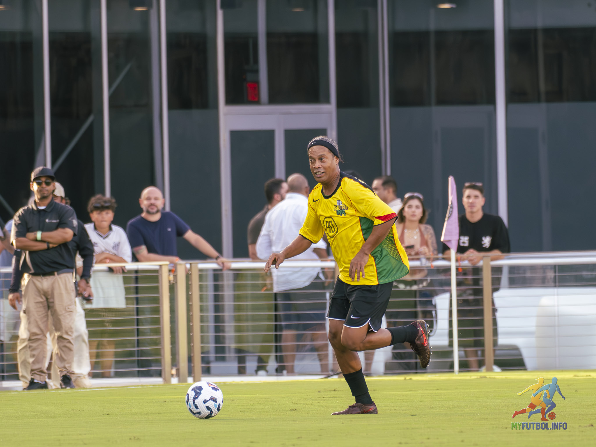 Ronaldinho dribbles to make a great pass. Photo by Mario Casamalhuapa