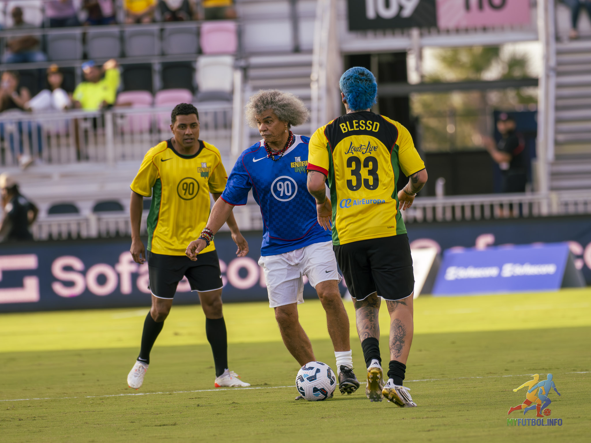 El Pibe dribbles as Blessd and Kleberson mark him. Photo by Mario Casamalhuapa