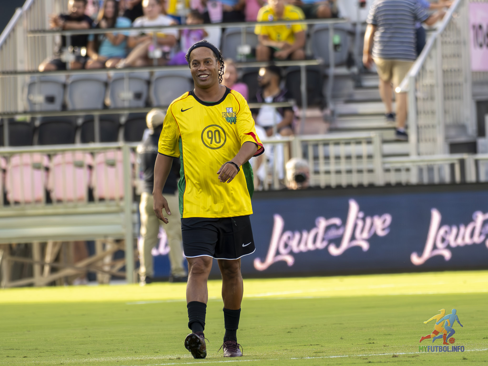 Ronaldinho's trademark smile was in displayed. Photo by Mario Casamalhuapa
