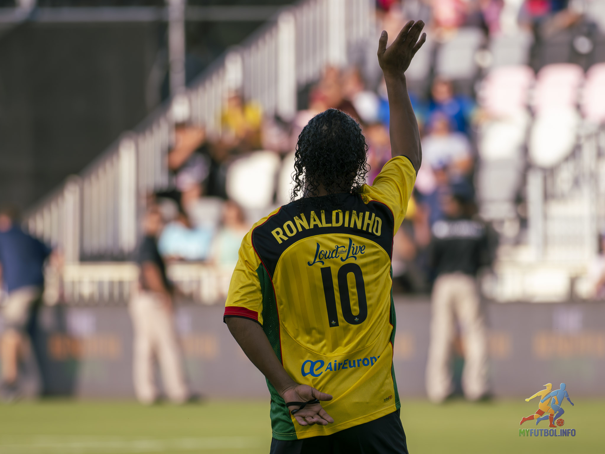 Ronaldinho's waves and thanks his fans. Photo by Mario Casamalhuapa