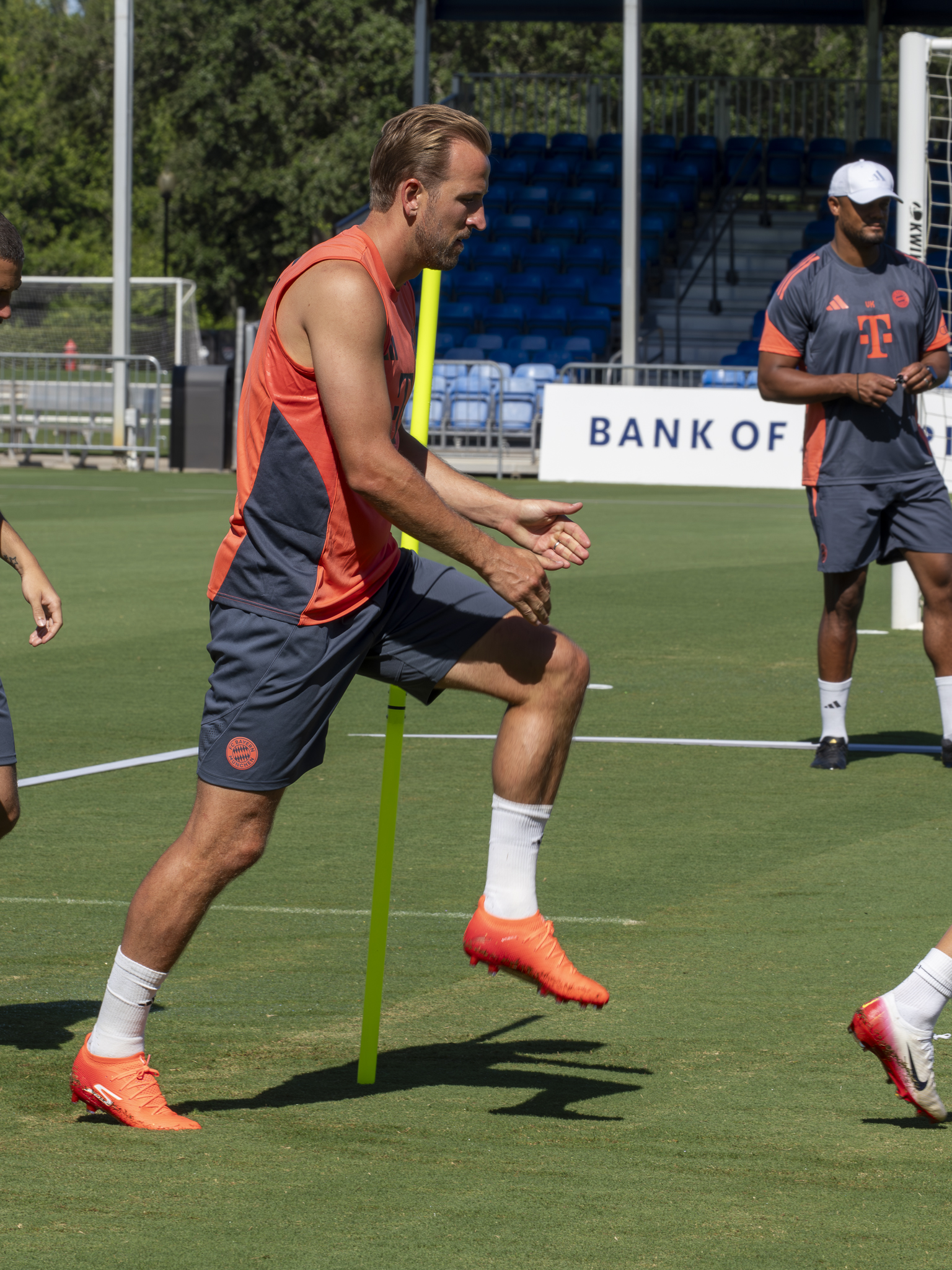 Harry Kane trains and warms up in front of Media, The Englishman is a key player of Bayern Munich. Photo by Mario Casamalhuapa