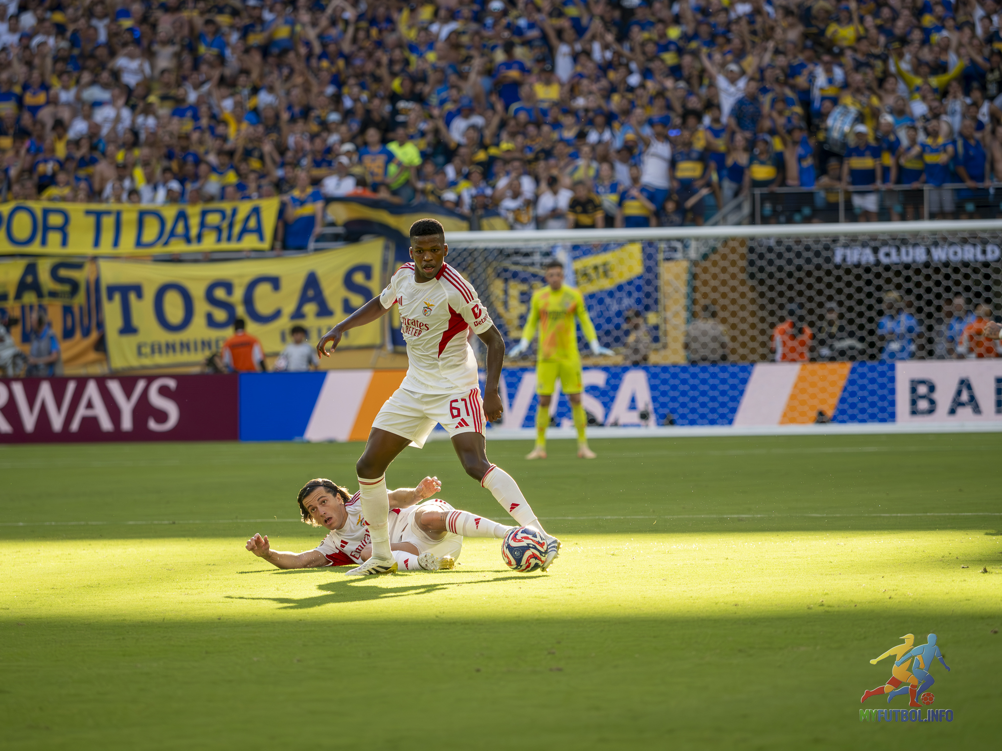 Florentino looks to pass the ball. Photo by Mario Casamalhuapa