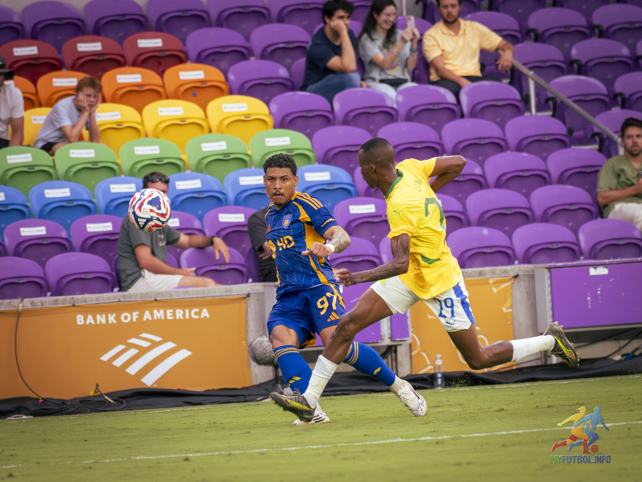 Erick Farias centers the ball for his team. Photo by Mario Casamalhuapa