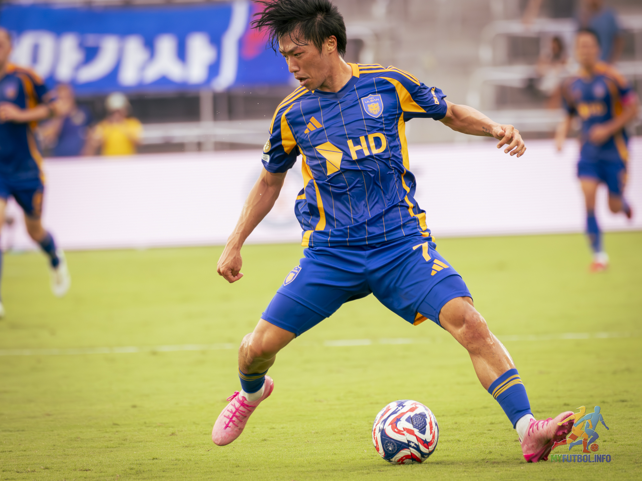 Seung-beom Ko attacks and dribbles creatively. Photo by Mario Casamalhuapa