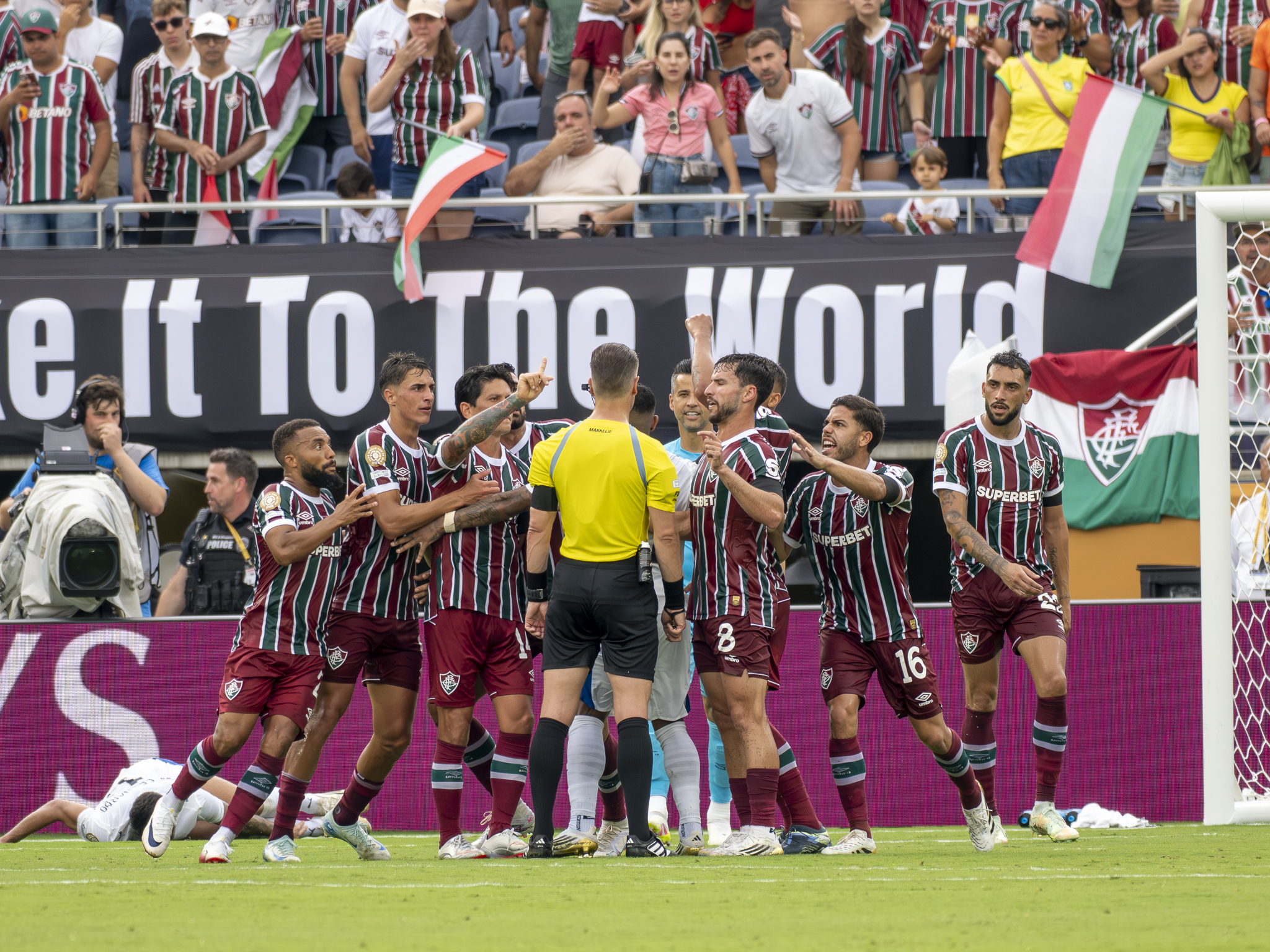 Fluminense argue a penalty.